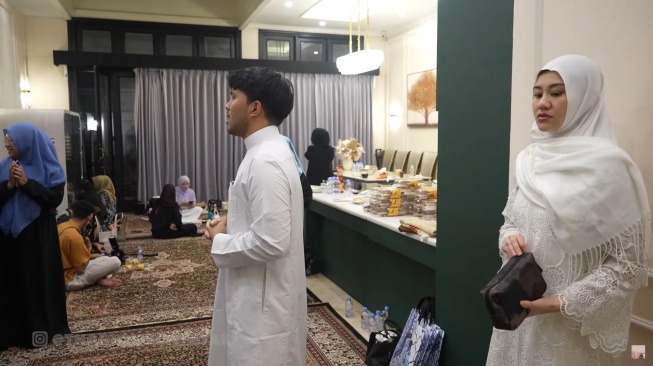 Thariq Halilintar dan Aaliyah Massaid gelar pengajian dan khataman Al Quran di rumah (YouTube/Thariq Halilintar)