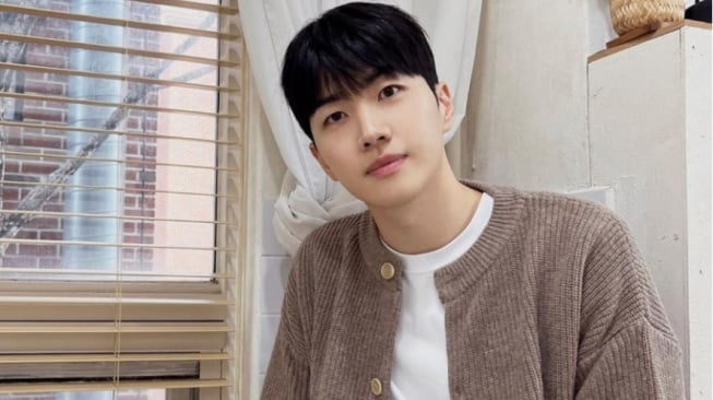 4 Inspirasi OOTD Soft Boy ala Kang Hoon, Cocok Buat yang Suka Gaya Kalem