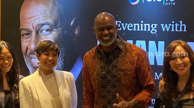 Brian McKnight dan Dira Sugandi di konferensi pers konser An Evening Night with Brian McKnight di Pullman Central Park, Jakarta Barat, Jumat (20/9/2024).