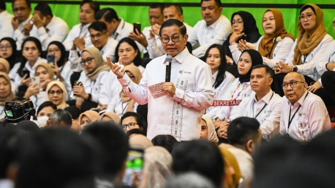 Eks Sekretaris Kabinet Pramono Anung menyampaikan pidato perpisahan kepada jajaran pegawai Sekretariat Kabinet di Jakarta, Jumat (20/9/2024). [ANTARA FOTO/Sulthony Hasanuddin/foc]