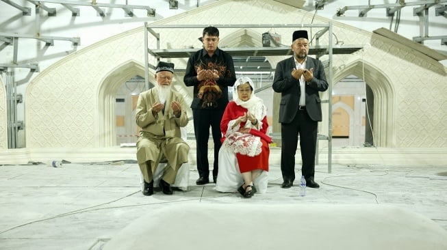 Megawati Soekarnoputri ziarah ke makam Imam Al Bukhari di Uzbekistan. (Dok. Istimewa)