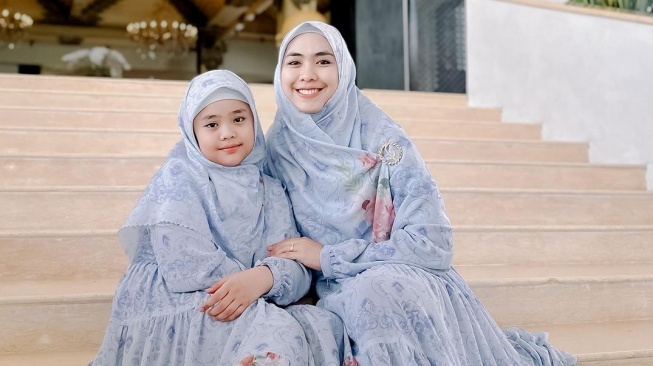 Manisnya Gaya Maryam Anak Oki Setiana Dewi saat Sekolah di Mesir, Gendong Tas Bermerek!