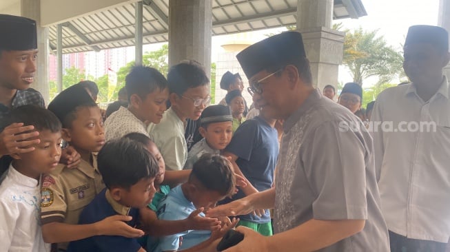 Jumatan di Masjid Hasyim Asyari Jakbar, Pramono Mendadak Dikerumuni Anak-anak Berebut Salim