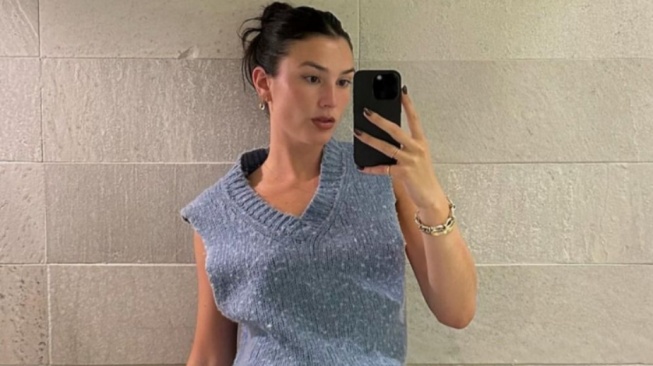 4 Ide OOTD Keren ala Brooke Sansone, Bikin Penampilanmu Bakal Lebih Menawan