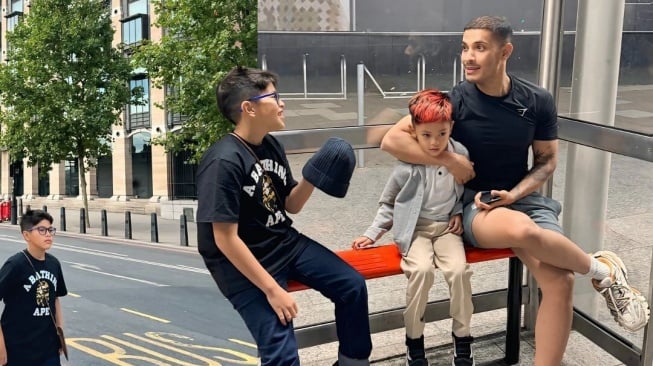 Nikita Mirzani di London bareng Faraj Achmad Mahfud (Instagram)