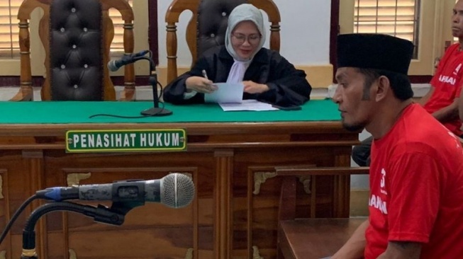 Terdakwa Ridwan Nasution alias Ridho ketika mendengarkan surat dakwaan JPU Kejari Medan, di Pengadilan Negeri Medan, Kamis (19/9/2024). (ANTARA/Aris Rinaldi Nasution)