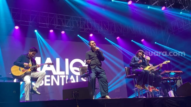 Maliq & D'Essentials menjadi opening act di konser An Evening Night with Brian McKnight di Grand Ballroom Pullman Central Park, Jakarta Barat, Jumat (20/9/2024) [Suara.com/Tiara Rosana].