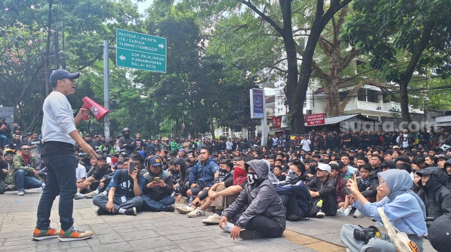 Ribuan Bobotoh melalukan aksi di Graha Persib, buntut dari dugaan intimidasi kepada seorang Bobotoh. (Rahman/Suara.com)