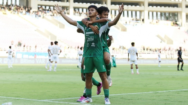 Hokky Caraka tampil menawan dengan mencetak dua gol pada laga pekan keenam BRI Liga 1 2024/2025 melawan Arema FC di Stadion Manahan, Solo, Jumat (20/9/2024). [PT Liga Indonesia Baru]