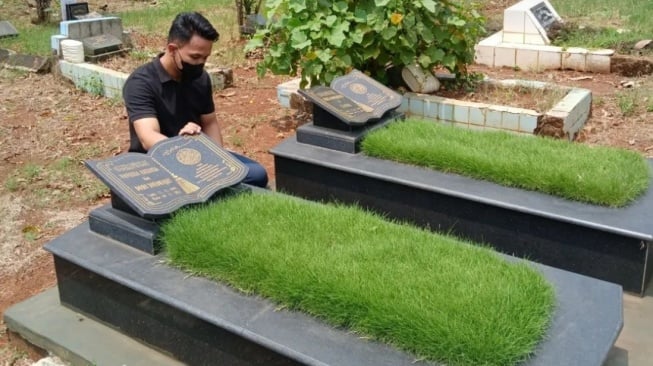 Bebas Bersyarat, Tubagus Joddy Langsung Ziarah ke Makam Vanessa Angel dan Bibi (Instagram)