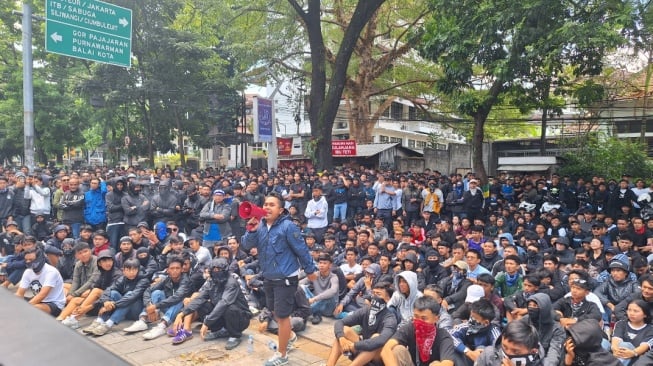 Ribuan Bobotoh menggelar aksi di Graha Persib, Jalan Sulanjana, Kota Bandung, Sabtu (21/9/2024). (Rahman)