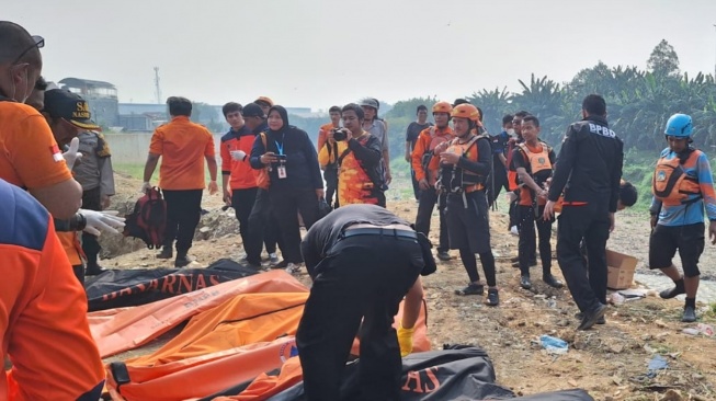 Penemuan tujuh jasad remaja di Kali Bekasi di Jatiasih yang diduga merupakan pelaku tawuran, Minggu (22/9/2024). [Istimewa]