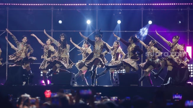 Grup Idol JKT48 tampil dalam gelaran Pestapora 2024 di JIExpo Kemayoran, Jakarta, Sabtu (21/9/2024). [Suara.com/Alfian Winanto]