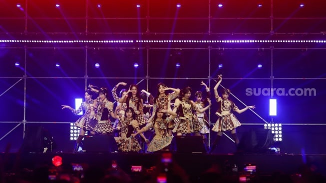 Grup Idol JKT48 tampil dalam gelaran Pestapora 2024 di JIExpo Kemayoran, Jakarta, Sabtu (21/9/2024). [Suara.com/Alfian Winanto]