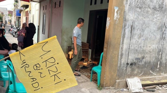 Suasana duka rumah Muhammad Rizky satu dari 7 remaja yang ditemukan tewas di Kali Bekasi, Jatiasih, Kota Bekasi, Minggu (22/9) pagi. [Suara.com/Mae Harsa]