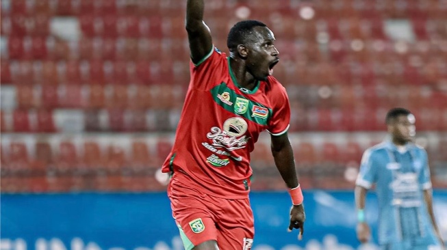 Striker Persebaya Surabaya, Flavio Silva melakukan selebrasi usai mencetak gol ke gawang PSBS Biak dalam matchday keenam BRI Liga 1 2024/2025 di Stadion Kapten I Wayan Dipta, Gianyar, Bali, Minggu (22/9/2024). [Dok. IG Persebaya]