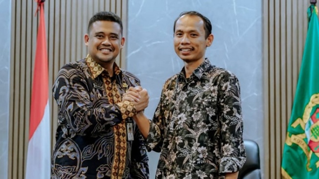 Bobby Nasution bersama Aktivis Pemuda Kristen Sumatera Utara, Gito Pardede salam komando. [Ist]