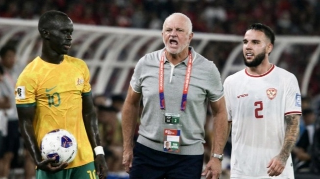 Pelatih timnas Australia, Graham Arnold (tengah) bereaksi kepada wasit saat Awer Mabil (kiri) dari Australia dan Calvin Verdonk (kanan) dari Timnas Indonesia menunggu selama pertandingan kualifikasi Piala Dunia 2026 antara Indonesia vs Australia di Stadion Utama Gelora Bung Karno, Jakarta, pada 10 September 2024. (ADITYA AJI/ AFP)