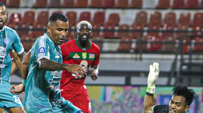 Striker PSBS Biak, Beto Goncalves hampir mencetak gol di depan gawang Persebaya Surabaya dalam matchday keenam BRI Liga 1 2024/2025 di Stadion Kapten I Wayan Dipta, Gianyar, Bali, Minggu (22/9/2024). [Dok. IG PSBS Biak]