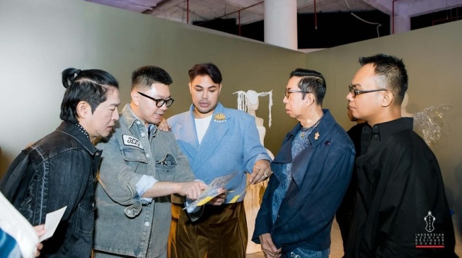 Ivan Gunawan bersama desainer lainnya di ajang GAYA Fashion Installation 2024. [Instagram]