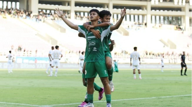 Selebrasi Hokky Caraka usai cetak gol untuk PSS Sleman (ligaindonesiabaru.com)