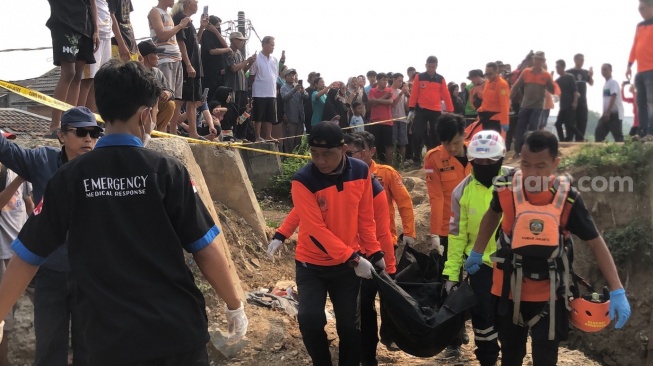 Penemuan 7 mayat di Kali Bekasi, Jatirasa, Jatiasih, Minggu (22/9/2024) pagi. [Suara.com/Mae Harsa]