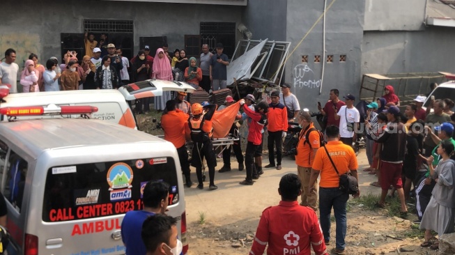 Penemuan 7 mayat di Kali Bekasi, Jatirasa, Jatiasih, Minggu (22/9/2024) pagi. [Suara.com/Mae Harsa] 