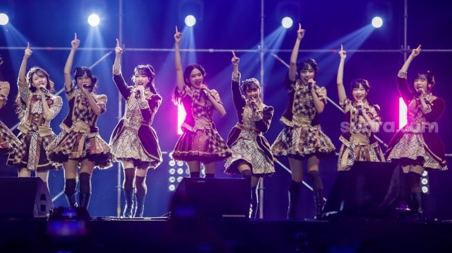 Grup Idol JKT48 tampil dalam gelaran Pestapora 2024 di JIExpo Kemayoran, Jakarta, Sabtu (21/9/2024). [Suara.com/Alfian Winanto]