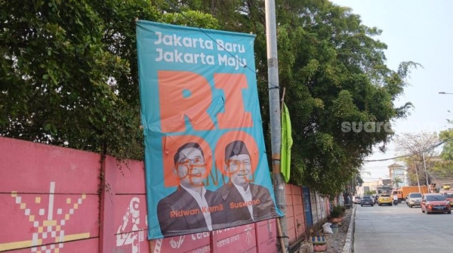 Penampakan poster Ridwan Kamil-Suswono yang menjadi sasaran aksi vandalisme di kawasan Pulo Gebang, Jakarta Timur. (Suara.com/Fakhri)