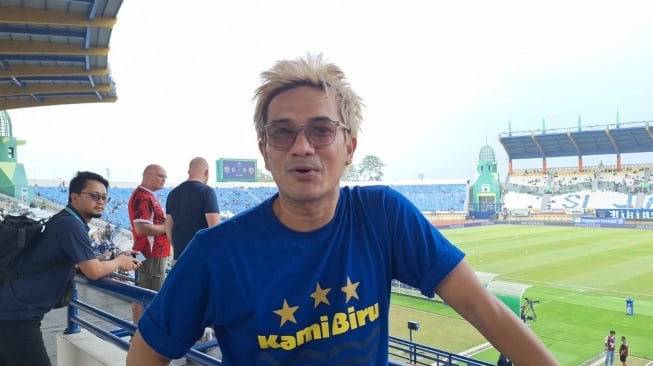 Salah satu musisi asal Kota Bandung, Yanna Marvells, memprediksi Persib Bandung bakal meraih kemenangan dengan skor 2-0 atas Persija Jakarta.  [Suara.com/Rahman]