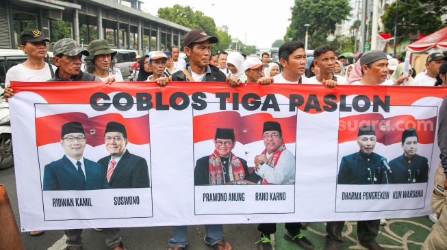 Massa dari Jaringan Rakyat Miskin Kota (JRMK) menggelar aksi demo di depan Kantor KPU Jakarta, Senin (23/9/2024). [Suara.com/Alfian Winanto]