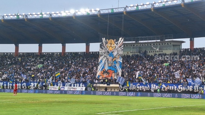 Koreografi dari Bobotoh yang ada di Tribun Timur Stadion Si Jalak Harupat, Kabupaten Bandung pada laga Persib vs Persija [Suara.com/Rahman]