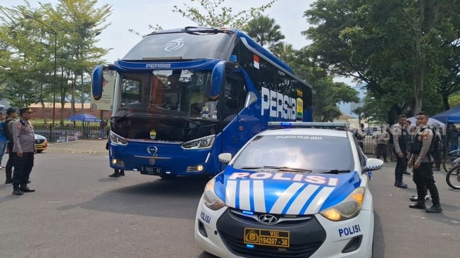 Skuad Persib Bandung menggunakan bus tim untuk sampai ke Stadion Si Jalak Harupat, Bandung jelang laga pekan keenam BRI Liga 1 2024/2025 kontra Persija Jakarta, Senin (23/9/2024). [Dok. Rahman/Suara.com]