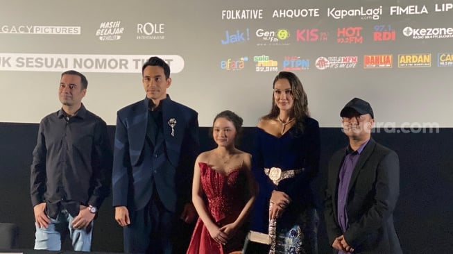 Darius Sinathrya, Makayla Rose, dan Luna Maya bersama sutradara dan produser film Sumala dalam konferensi pers rilis film di kawasan MH. Thamrin, Jakarta Pusat, Sabtu (21/9/2024). [Suara.com/Tiara Rosana]