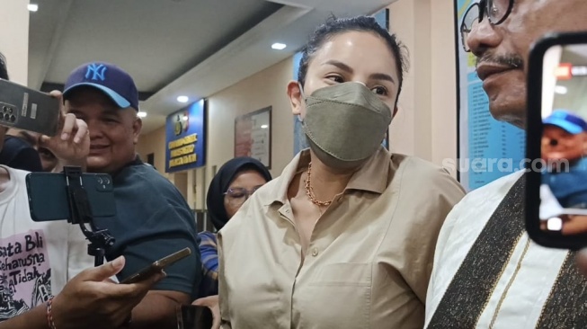 Nikita Mirzani menjalani pemeriksaan dalam kasus putrinya, Laura Meizani alias Lolly di Polres Jakarta Selatan, Senin (23/9/2024). [Rena Pangesti/Suara.com] 