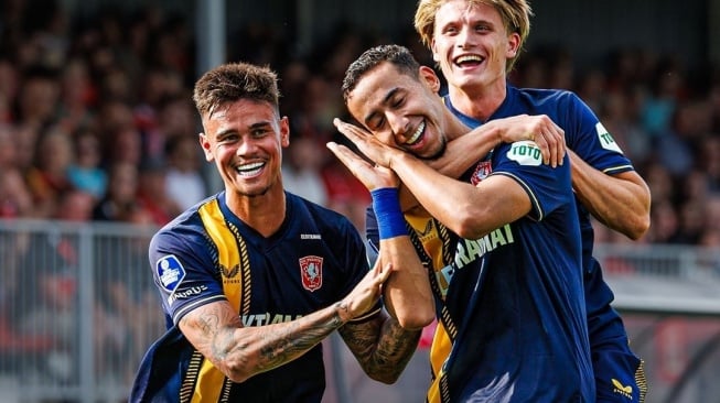 Pemain keturunan Indonesia, Mees Hilgers (kiri) merayakan kemenangan 5-0 timnya, FC Twente atas Almere City. [Dok. ESPN NL]