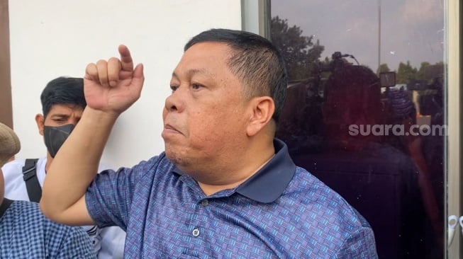 Budi Ahmad, ayah Yudha Arfandi, terdakwa pembunuh Raden Andante saat ditemui di Pengadilan Negeri Jakarta Timur, Senin (23/9/2024). [Suara.com/Tiara Rosana]