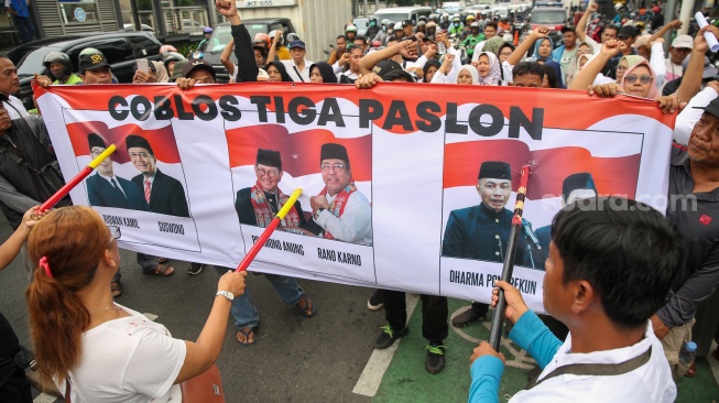 Massa dari Jaringan Rakyat Miskin Kota (JRMK) menggelar aksi demo di depan Kantor KPU Jakarta, Senin (23/9/2024). [Suara.com/Alfian Winanto]