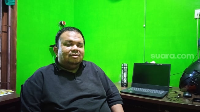 Penyandang disabilitas netra dan staf SIGAB Indonesia, Ajiwan Arief Hendrardi (Suara.com/Chyntia Sami)