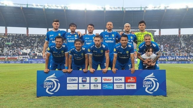 Skuat Persib Bandung saat melawan Persija Jakarta di Stadion Si Jalak Harupat, Senin (23/9/2024). (Suara.com/Rahman)