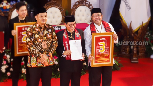 Pasangan Calon Gubernur dan Calon Wakil Gubernur Jakarta, Pramono Anung - Rano Karno menunjukan nomor urut yang didapat saat mengikuti rapat pleno terbuka pengundian nomor urut peserta calon pemilihan kepala daerah di KPUD Jakarta, Senin (23/9/2024). [Suara.com/Alfian Winanto]