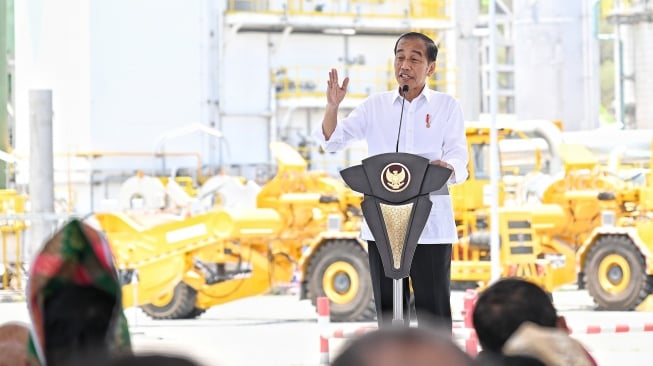 Presiden Joko Widodo atau Jokowi meresmikan smelter tembaga dan pemurnian logam mulia PT Amman Mineral Internasional Tbk., yang berlokasi di Kabupaten Sumbawa Barat, Nusa Tenggara Barat. (Foto dok. Biro Pers Sekretariat Presiden)