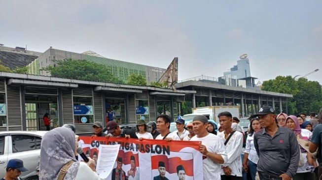 Massa pendukung Anies saat menggelar demonstrasi di depan kantor KPU Jakarta di kawasan Salemba, Jakarta Pusat. (Suara.com/Fakhri)