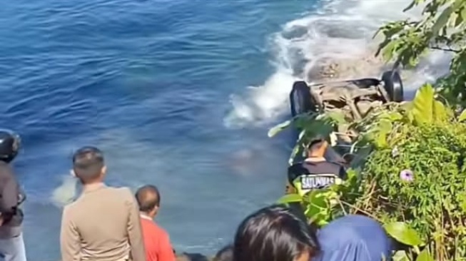 Mobil Xenia Terbalik di Laut Kota Padang, Ayah dan Anak Dilarikan ke Rumah Sakit