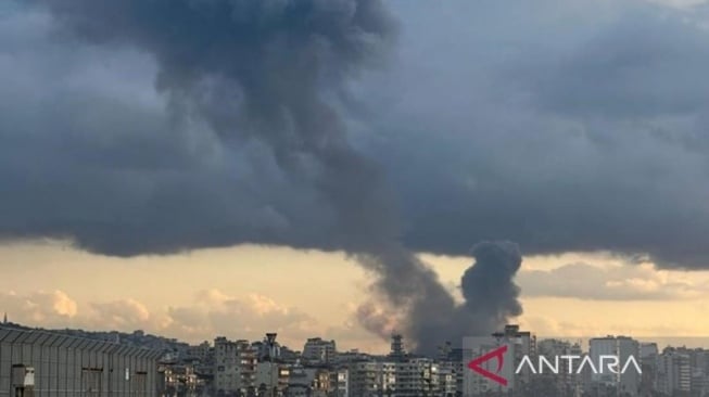 Gelombang serangan udara oleh pesawat tempur Israel di Lebanon selatan pada Sabtu (21/9/2024) mengakibatkan kebakaran di sejumlah kota wilayah tersebut. Serangan itu menargetkan beberapa kota, termasuk Zawtar, Wadi Rumein, Deir El Zahrani, al-Lwaiza, Mlikh, Barti, Kafr Melki, dan El-Rihane. /ANTARA/Anadolu/py