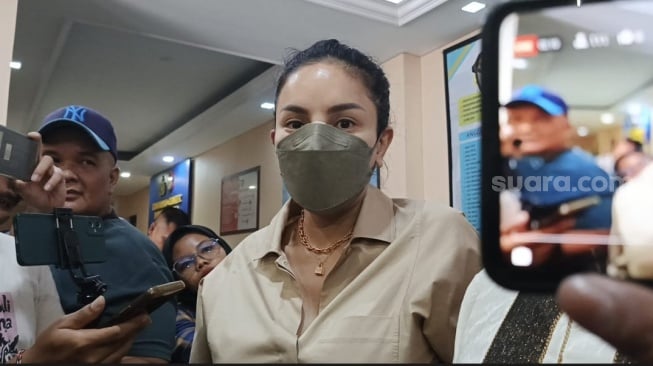 Nikita Mirzani menjalani pemeriksaan dalam kasus putrinya, Laura Meizani alias Lolly di Polres Jakarta Selatan, Senin (23/9/2024). [Rena Pangesti/Suara.com] 