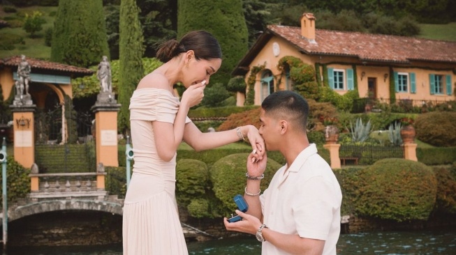 Potret Al Ghazali dan Alyssa Daguise saat lamaran (Instagram/alghazali)