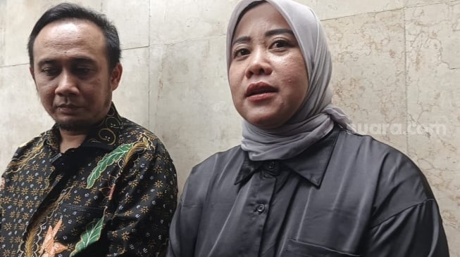 Puput didampingi pengacaranya, Erwaliantra Prasman mendatangi Polda Metro Jaya, Selasa (23/9/2024) terkait kasus dugaan penelantaran anak oleh mantan suaminya, Doddy Sudrajat. [Rena Pangesti/Suara.com]