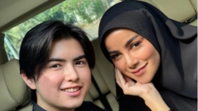 Sean Mikael Alexander dan sang ibu, Olla Ramlan (Instagram/ollaramlan)