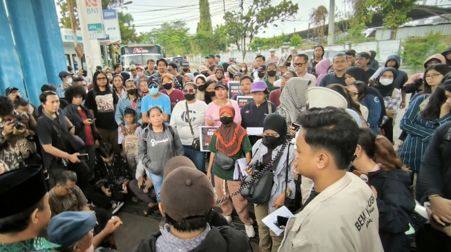 Geruduk Kantor PT KAI, Puluhan Warga Bong Suwung Tuntut Kenaikan Kompensasi